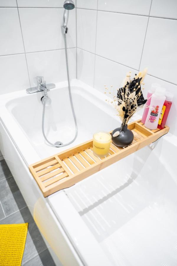 Bv Spacious 1-Bedroom Apartment Close To Town Center - Sleeps 6 Bradford  Exteriér fotografie