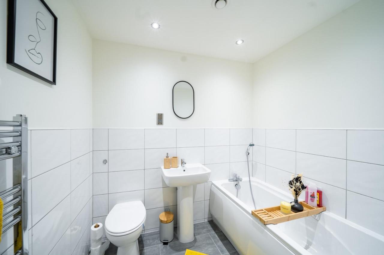 Bv Spacious 1-Bedroom Apartment Close To Town Center - Sleeps 6 Bradford  Exteriér fotografie